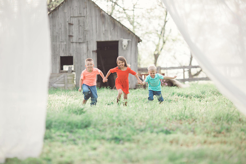 spring minis, children's photography, laced photography, bolivar mo, Springfield Missouri photographers, Top Missouri photographers, Branson wedding photographer